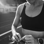 Athlete opening MAURTEN - Gel 100 sachet for energy during training.